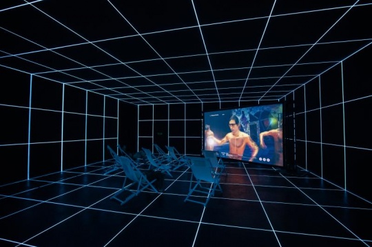  Hito Steyerl《太阳工厂》 23‘ 单一频道HD视频 2015 
