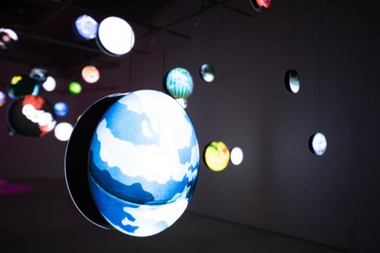 Ingo Gunther 《世界处理器》直径30cm/个 亚克力 2020
Ingo Gunther 《世界处理器》直径30cm/个 亚克力 2020
