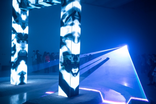 王志鸥《PROTOTYPE-1》350x400x50cm LED框架结构、激光灯、视频编程 2020
王志鸥《PROTOTYPE-1》350x400x50cm LED框架结构、激光灯、视频编程 2020