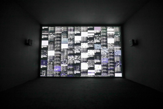 池田亮司 《data.tron(WUXGA版本)》 尺寸可变 视听装置,DLP投影仪、计算机、音响
图片由“UCCA 尤伦斯当代艺术中心”提供
池田亮司 《data.tron(WUXGA版本)》 尺寸可变 视听装置,DLP投影仪、计算机、音响
图片由“UCCA 尤伦斯当代艺术中心”提供