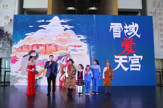 中国首位航天员杨利伟与藏区小朋友代表
