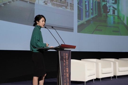 策展人、设计互联副馆长赵蓉发表演讲
