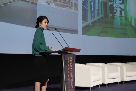 策展人、设计互联副馆长赵蓉发表演讲
策展人、设计互联副馆长赵蓉发表演讲