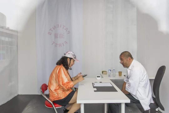 艺术家张培力和问诊人 艺术家张培力和问诊人