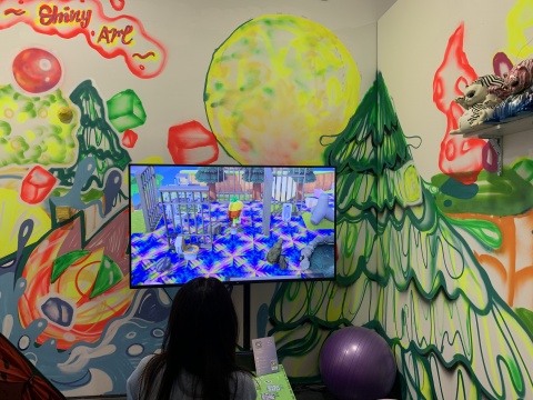 Shiny Art和油罐艺术中心联合呈现的7位艺术家的群展项目“动森艺术祭”,艺术家们即动森游戏中建造了一个虚拟美术馆也在现场呈现作品
Shiny Art和油罐艺术中心联合呈现的7位艺术家的群展项目“动森艺术祭”,艺术家们即动森游戏中建造了一个虚拟美术馆也在现场呈现作品