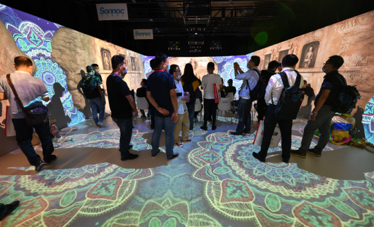 天津美术学院“敦煌沉浸式再现与传播”国家课题成果亮相Infocomm China
与科技团队开启“智慧光影研究”产学研共建项目
天津美术学院“敦煌沉浸式再现与传播”国家课题成果亮相Infocomm China
与科技团队开启“智慧光影研究”产学研共建项目