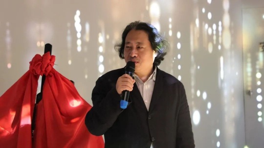 启动仪式上,天津美术学院院长贾广健教授做主旨发言:
“时代发展迅猛,艺术的创新不仅仅在观念上,在创作语言也需要不断开拓。天津美术学院近年围绕世界非遗“敦煌艺术”进行沉浸式再现和传播研究,先后获批国家艺术基金,教育部人文社会科学青年基金,课题研究的呈现获得了社会各界的关注和认可。通过与中国顶尖科技团队的合作,推动我校在专业教学与科研创新能力方面与对应产业形成积极互动,以有效推进我校建成国内顶尖、国际知名的战略目标。”
启动仪式上,天津美术学院院长贾广健教授做主旨发言:
“时代发展迅猛,艺术的创新不仅仅在观念上,在创作语言也需要不断开拓。天津美术学院近年围绕世界非遗“敦煌艺术”进行沉浸式再现和传播研究,先后获批国家艺术基金,教育部人文社会科学青年基金,课题研究的呈现获得了社会各界的关注和认可。通过与中国顶尖科技团队的合作,推动我校在专业教学与科研创新能力方面与对应产业形成积极互动,以有效推进我校建成国内顶尖、国际知名的战略目标。”