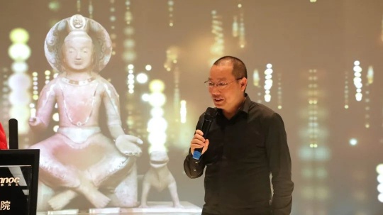 中央美术学院研究生院常务副院长、博士生导师陈琦教授受邀见证此次揭幕,他表达了对共建项目的祝贺与期待:
“今天我们所体验到的这些精彩震撼的画面,其呈现本身就是艺术与科技结合的产物。很高兴地看到天津美术学院的青年教师能越来越多在世界级、国家级的支柱性产业中发挥着重要作用,为高校教育教学与科研带来巨大动力。期待通过产学研将更多先进的教育观念和创新型实践力为国家培养更多高精尖艺术人才,推动国家创新型艺术产业的发展。”
中央美术学院研究生院常务副院长、博士生导师陈琦教授受邀见证此次揭幕,他表达了对共建项目的祝贺与期待:
“今天我们所体验到的这些精彩震撼的画面,其呈现本身就是艺术与科技结合的产物。很高兴地看到天津美术学院的青年教师能越来越多在世界级、国家级的支柱性产业中发挥着重要作用,为高校教育教学与科研带来巨大动力。期待通过产学研将更多先进的教育观念和创新型实践力为国家培养更多高精尖艺术人才,推动国家创新型艺术产业的发展。”