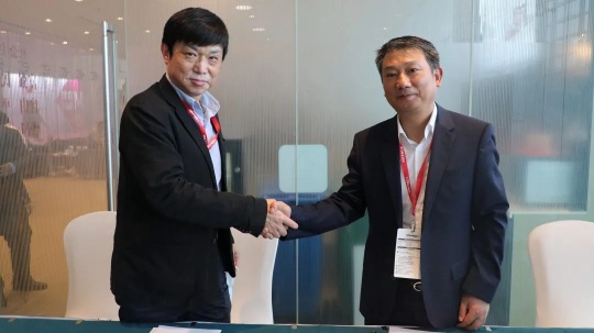 天津美术学院美术馆常务副馆长王伟毅教授（左）与东方中原CEO朱谆先生（右）签署共建协议
