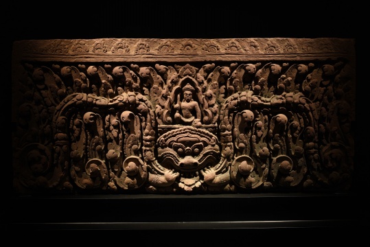《高浮雕寺庙佛殿门楣》,红砂岩石,来自时简居
《高浮雕寺庙佛殿门楣》,红砂岩石,来自时简居