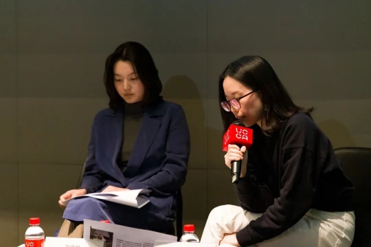 
UCCA展览部总监郭希（右）与泰康空间策展人刘倩兮（左）在第八届华宇青年奖新闻发布会现场介绍入围艺术家名单

