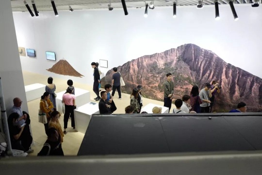 2019年第七届华宇青年奖入围展“圣状通道”现场
2019年第七届华宇青年奖入围展“圣状通道”现场