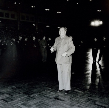 牛嵩林 《毛主席等领导人在天安门城楼上》 61×51cm 银盐纸基 1966
RMB:15,000-30,000
