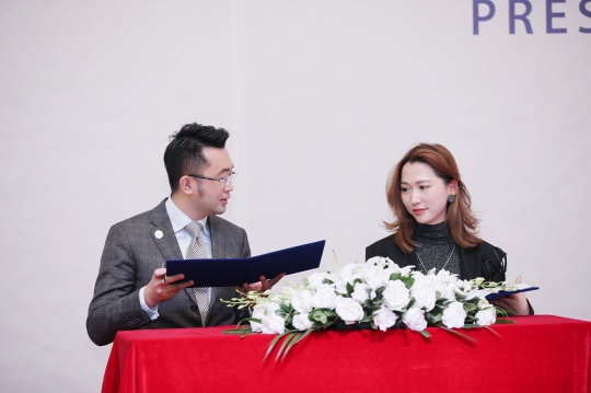 未来设计创新研究中心主任高鹏与联想中国区品牌整合营销负责人谢鲤梅签署战略协议
未来设计创新研究中心主任高鹏与联想中国区品牌整合营销负责人谢鲤梅签署战略协议