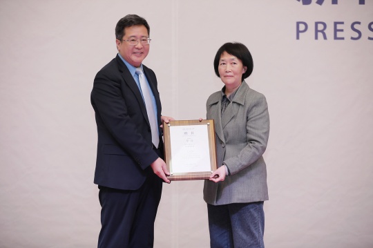 北京师范大学副校长、珠海园区管委会主任王守军为北京师范大学特聘教授,未来设计创新研究中心、未来设计学院(筹)学术委员会委员李琦颁发聘书
北京师范大学副校长、珠海园区管委会主任王守军为北京师范大学特聘教授,未来设计创新研究中心、未来设计学院(筹)学术委员会委员李琦颁发聘书