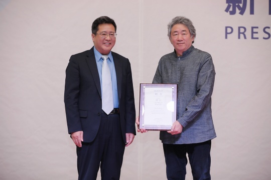 北京师范大学副校长、珠海园区管委会主任王守军为北京师范大学特聘教授,未来设计创新研究中心、未来设计学院(筹)学术委员会主任委员谭平颁发聘书
北京师范大学副校长、珠海园区管委会主任王守军为北京师范大学特聘教授,未来设计创新研究中心、未来设计学院(筹)学术委员会主任委员谭平颁发聘书