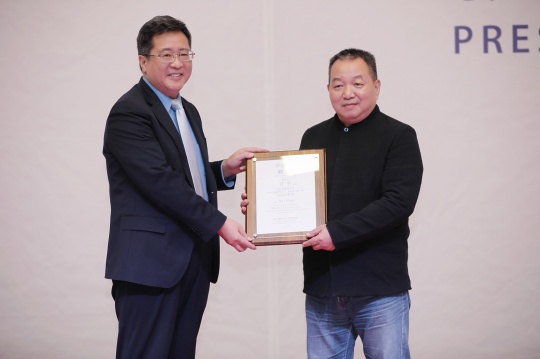 北京师范大学副校长、珠海园区管委会主任王守军为北京师范大学特聘教授,未来设计创新研究中心、未来设计学院(筹)学术委员会委员许平颁发聘书
北京师范大学副校长、珠海园区管委会主任王守军为北京师范大学特聘教授,未来设计创新研究中心、未来设计学院(筹)学术委员会委员许平颁发聘书