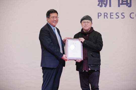 北京师范大学副校长、珠海园区管委会主任王守军为北京师范大学特聘教授叶锦添颁发聘书
北京师范大学副校长、珠海园区管委会主任王守军为北京师范大学特聘教授叶锦添颁发聘书