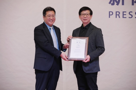 北京师范大学副校长、珠海园区管委会主任王守军为北京师范大学特聘教授,未来设计创新研究中心、未来设计学院(筹)学术委员会委员王敏颁发聘书
北京师范大学副校长、珠海园区管委会主任王守军为北京师范大学特聘教授,未来设计创新研究中心、未来设计学院(筹)学术委员会委员王敏颁发聘书