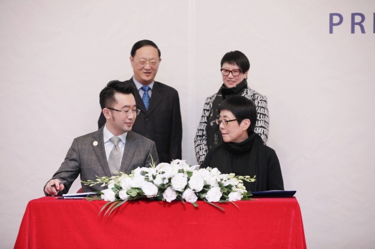 未来设计创新研究中心主任高鹏与《domus国际中文版》出版人兼主编于冰签署战略协议,北京师范大学党委副书记孙红培与《domus国际中文版》联合出版人李芊润共同见证
未来设计创新研究中心主任高鹏与《domus国际中文版》出版人兼主编于冰签署战略协议,北京师范大学党委副书记孙红培与《domus国际中文版》联合出版人李芊润共同见证