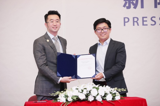 未来设计创新研究中心主任高鹏与2020迪拜世博会中华文化馆中华茶文化(茶产业)全球推广专项委员会秘书长徐浩签署战略协议
未来设计创新研究中心主任高鹏与2020迪拜世博会中华文化馆中华茶文化(茶产业)全球推广专项委员会秘书长徐浩签署战略协议