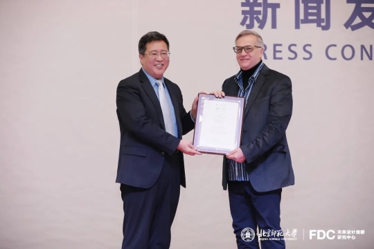 北京师范大学副校长、珠海园区管委会主任王守军为北京师范大学特聘教授,未来创新设计研究中心、未来设计学院(筹)学术委员会委员托尼·布朗(Tony Brown)颁发聘书
北京师范大学副校长、珠海园区管委会主任王守军为北京师范大学特聘教授,未来创新设计研究中心、未来设计学院(筹)学术委员会委员托尼·布朗(Tony Brown)颁发聘书