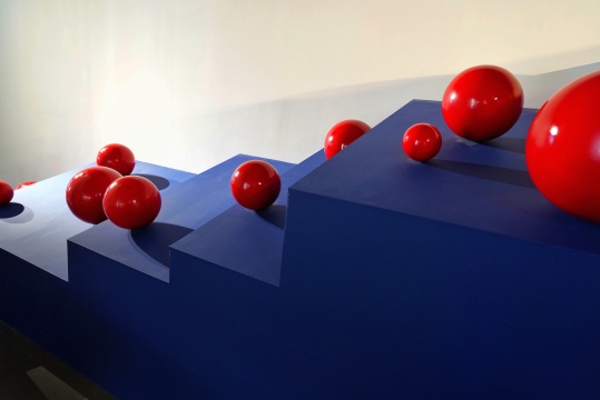 《克洛岱尔:球会向右滚落吗?》局部,木板、金属球等,150x300x1000cm,2020,摄影师:程世达
《克洛岱尔:球会向右滚落吗?》局部,木板、金属球等,150x300x1000cm,2020,摄影师:程世达