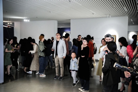林林峰个展 “正午的分界”开幕 呈双重身份的审视和思考 林林峰个展 “正午的分界”开幕 呈双重身份的审视和思考