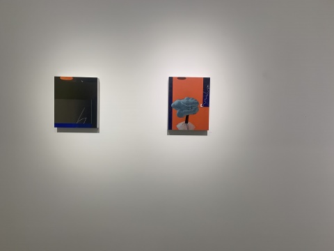 左 温一沛 《垂直建筑》 170x114cm 布面丙烯 2020
右 温一沛 《椅背》 32x25cm 木板丙烯 2020
左 温一沛 《垂直建筑》 170x114cm 布面丙烯 2020
右 温一沛 《椅背》 32x25cm 木板丙烯 2020