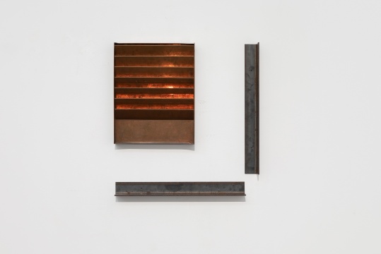 左《铜(一)》38.7x30.5x4.5cm 铜 2019
右 《水平与垂直的L型(一) 》 62x60x5cm 铁 2019
左《铜(一)》38.7x30.5x4.5cm 铜 2019
右 《水平与垂直的L型(一) 》 62x60x5cm 铁 2019