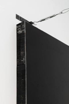  《黑色立方体与钢索》90x90x12cm(尺寸可变)  钢索、纸蜂窝、丙烯 2019
