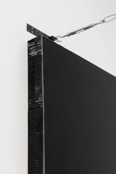 《黑色立方体与钢索》90x90x12cm(尺寸可变) 钢索、纸蜂窝、丙烯 2019
《黑色立方体与钢索》90x90x12cm(尺寸可变) 钢索、纸蜂窝、丙烯 2019