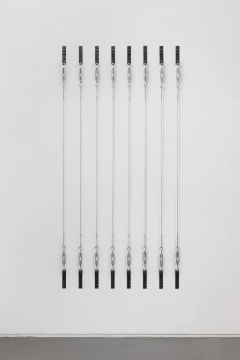 《八条绳索》254x143x4.3cm(尺寸可变) 钢索、铁  2019
