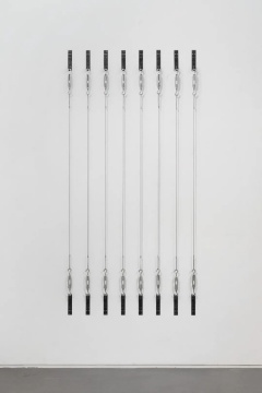 《八条绳索》254x143x4.3cm(尺寸可变) 钢索、铁 2019
《八条绳索》254x143x4.3cm(尺寸可变) 钢索、铁 2019