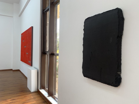 布兰姆·鲍加特(Bram Bogart)《Donker (Dark)》 91x64cm 油画颜料、亚麻籽油、粉笔、板上画布 1972
布兰姆·鲍加特(Bram Bogart)《Donker (Dark)》 91x64cm 油画颜料、亚麻籽油、粉笔、板上画布 1972