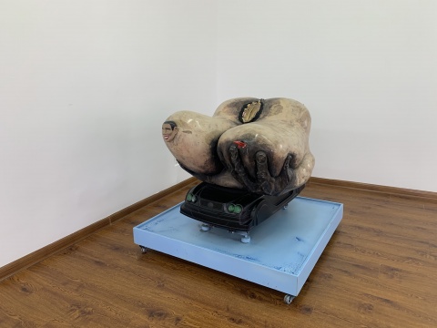 童昆鸟 《摇啊摇,摇啊摇》120x120x120cm 摇摇车底座、树脂、不锈钢、电视等 2014
童昆鸟 《摇啊摇,摇啊摇》120x120x120cm 摇摇车底座、树脂、不锈钢、电视等 2014