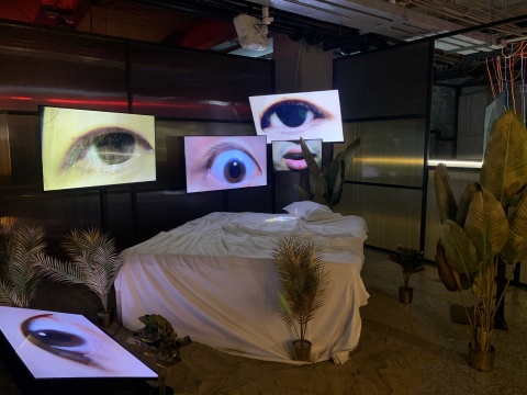 词穷公园《修普诺斯(Hypnos)》 尺寸可变 液晶显示器、投影仪、床、沙子、植物 2020 词穷公园《修普诺斯(Hypnos)》 尺寸可变 液晶显示器、投影仪、床、沙子、植物 2020