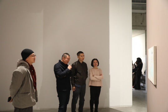 展览开幕现场，艺术家仇晓飞（右二）、策展人、新世纪当代艺术基金会研究总监常旭阳（右一）
