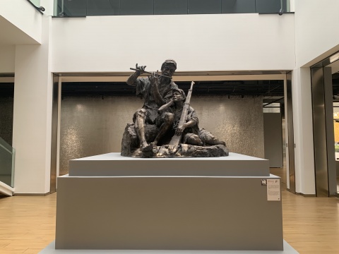 潘鹤 《艰苦岁月》 200×165×140cm 玻璃钢
潘鹤 《艰苦岁月》 200×165×140cm 玻璃钢