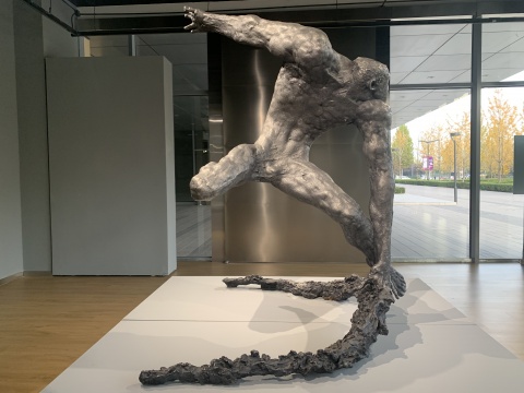 陈宏践 《勇立潮头》 200×150×140cm 不锈钢铸造
陈宏践 《勇立潮头》 200×150×140cm 不锈钢铸造