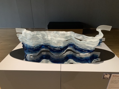 吴德灏 《庚子蓝系列NO.3》 120×40×30cm 玻璃
吴德灏 《庚子蓝系列NO.3》 120×40×30cm 玻璃