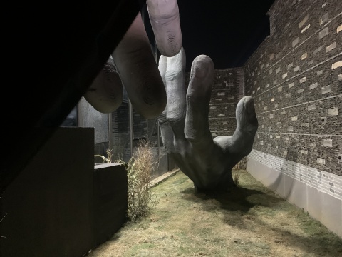 高泓烨&欧杨心怡 《所有人反对所有人》(致敬 荒诞派戏剧)600cm×300cm 场景装置 2020
高泓烨&欧杨心怡 《所有人反对所有人》(致敬 荒诞派戏剧)600cm×300cm 场景装置 2020