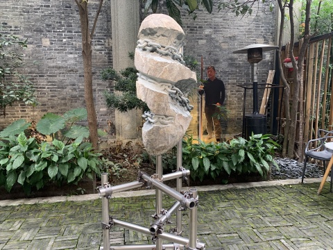 《现形 F》 90×50×48cm (底座180×70×70cm) 青石 2020
《现形 F》 90×50×48cm (底座180×70×70cm) 青石 2020