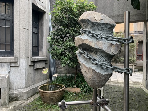 《现形 F》 90×50×48cm (底座180×70×70cm) 青石 2020
《现形 F》 90×50×48cm (底座180×70×70cm) 青石 2020
