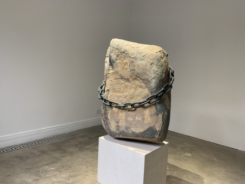 《现形 V》 105×87×48cm 青石 2020
《现形 V》 105×87×48cm 青石 2020