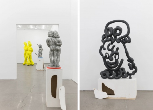 展览现场的作品与被艺术家破坏的展台
展览现场的作品与被艺术家破坏的展台