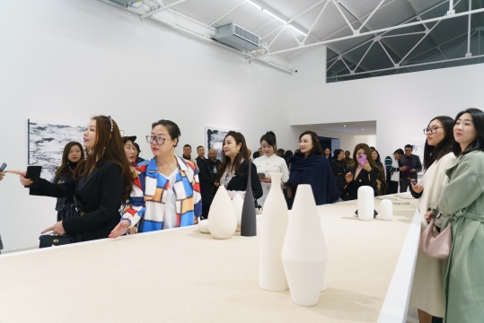 松艺术区左儿个展,一位跨界艺术家的绘画实践 松艺术区左儿个展,一位跨界艺术家的绘画实践