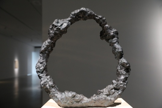 关根伸夫 《空相-园》56x55x20cm 青铜 1977
关根伸夫 《空相-园》56x55x20cm 青铜 1977
