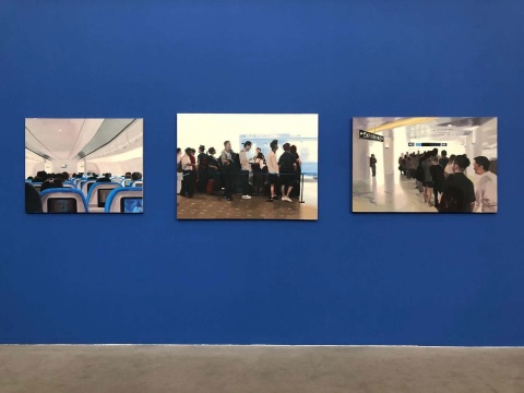 《等待的剧场》 80×100cm(左)90×120 cm (中) 80×120 cm (右) 布面油画 2019
《等待的剧场》 80×100cm(左)90×120 cm (中) 80×120 cm (右) 布面油画 2019