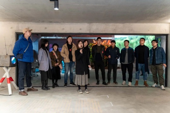 “感性沙丘”开幕式现场,中间为策展人蒋斐然
“感性沙丘”开幕式现场,中间为策展人蒋斐然